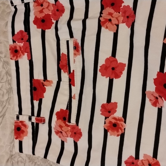 Elle Womans White With Black Stripes & Pink Flowers Shorts, Size: 14 - Picture 6 of 9